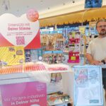 Steffen von der Katzenstation steht am Unterschriftenstand im dm-drogerie markt in Fredersdorf